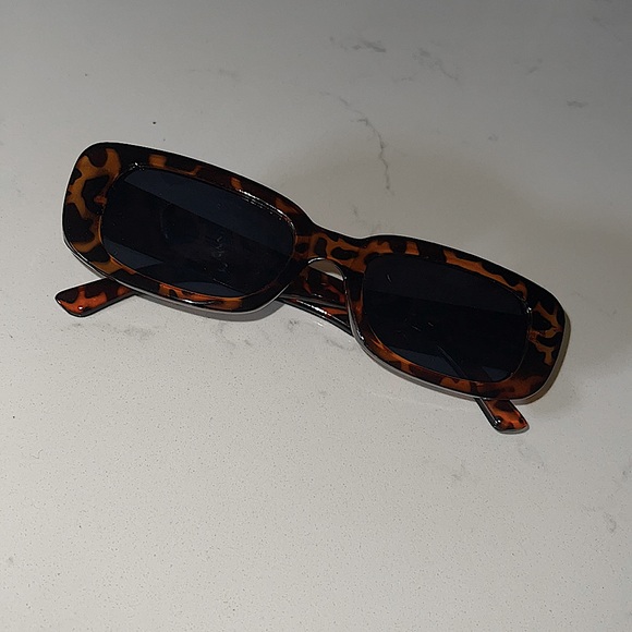 FREE W/ PURCHASE 😎 Tortoiseshell Sunglasses - Picture 2 of 3